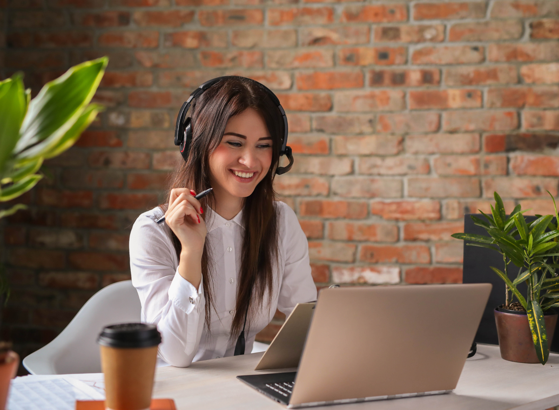 Virtual assistant talking in an online meeting